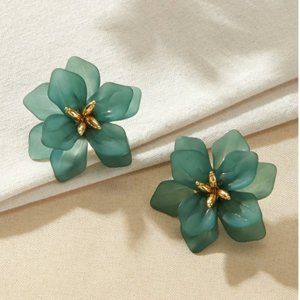 Stud earrings with flower green gold
